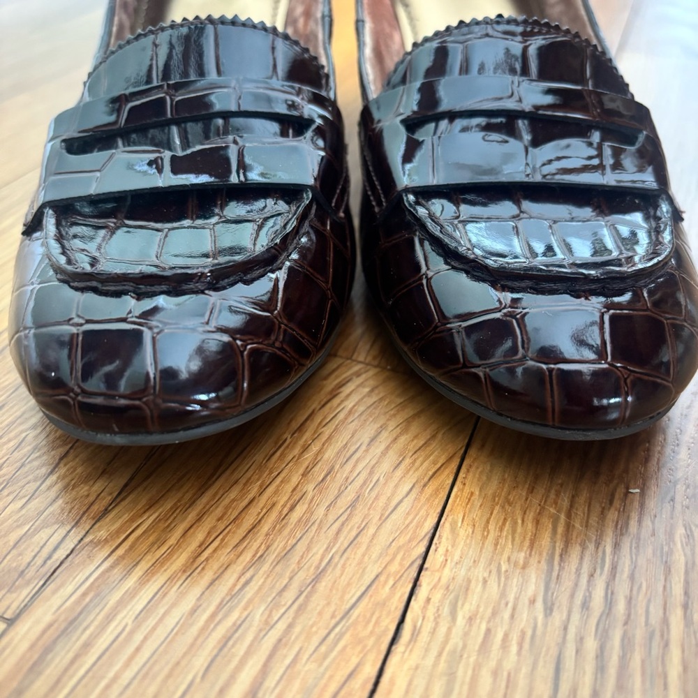 Anne Klein IFlex Dark Brown Croc-Embossed Loafer Style Pumps, Size 7.5 - Picture 5 of 15